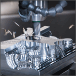 CNC Maschine beim Fräsen von Metall