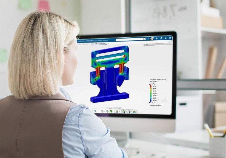 Frau vor Bildschirm mit Simulation Engineer Anwendung der 3DEXPERIENCE Plattform